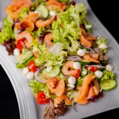 Daržovių salotos su lašiša,krevėtėmis ir macarella 0,5 kg