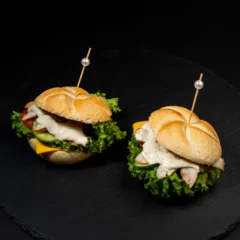 Kaizerio bandelės su vištiena, sūriu ir daržovėmis