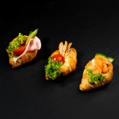 Mini kruasanų mix su kumpiu, su lašiša, su vištiena 10 vnt.