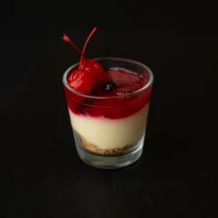 Panna Cota su braškėmis ir vyšniomis