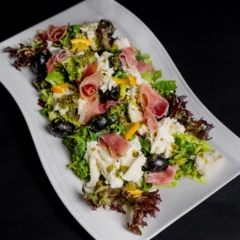 Salotų mix su macarella ir vytintu kumpiu 0,5 kg