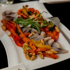 Silkė su keptomis daržovėmis 0,5 kg.