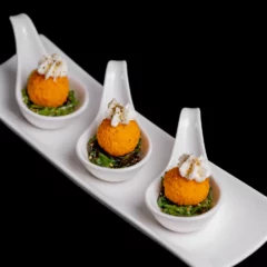 Sūrio rutuliukas su wakame salotomis 10 vnt.