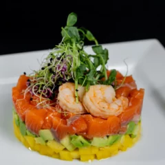 Lašišos tartaras su mango ir avokadais