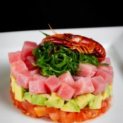 Tuno tartaras su pomidorais ir avokadais